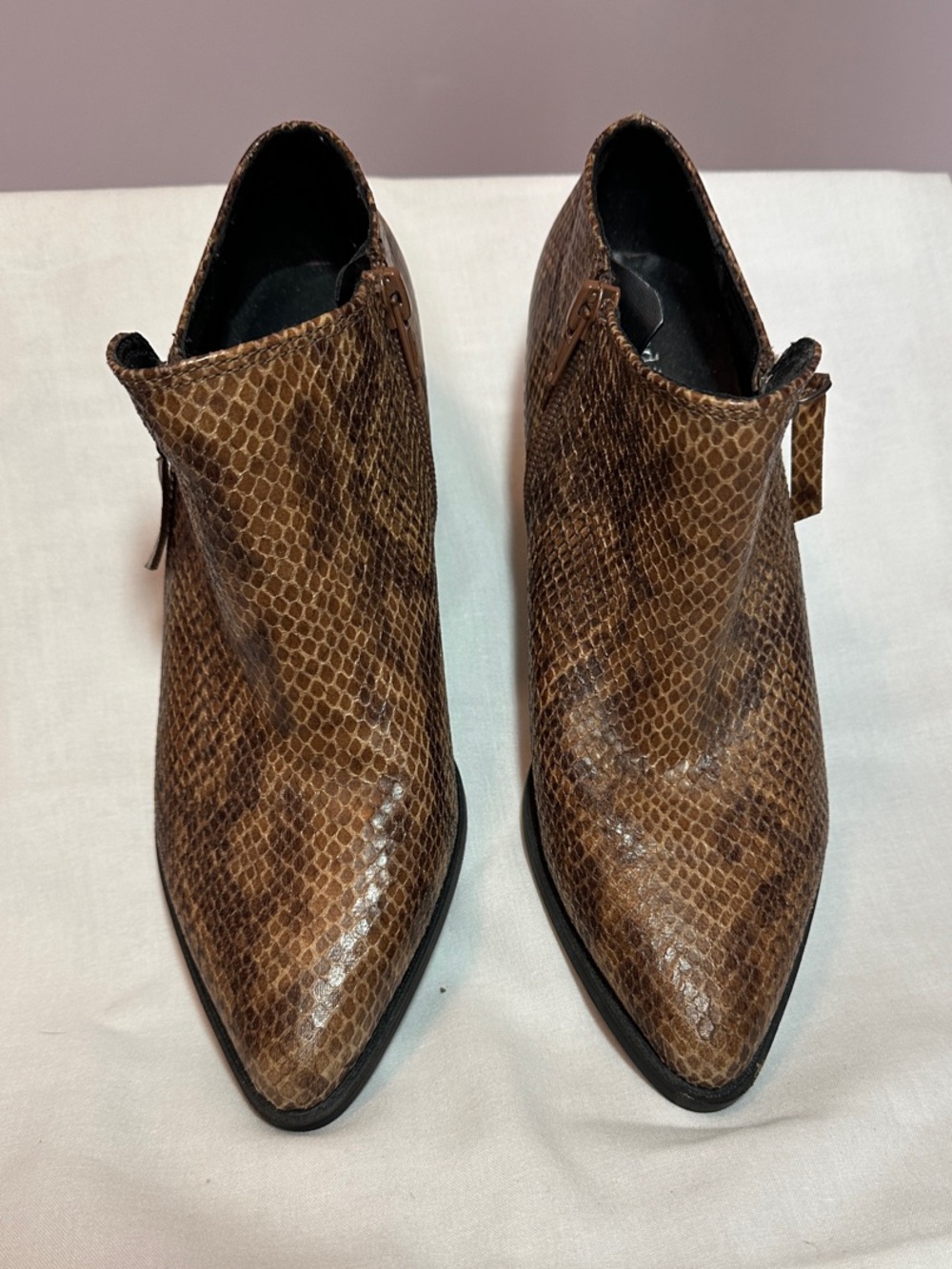 Indigo Brown Snakeskin Pointed Toe Ankle Booties 6.5.     0026